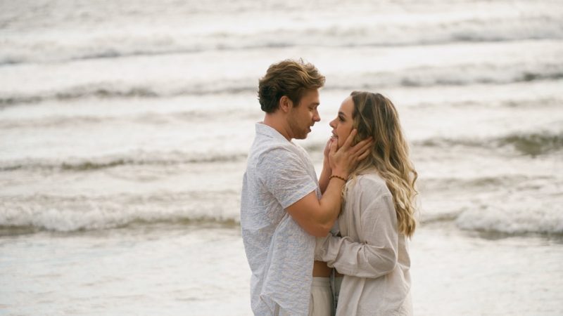 Augusto Gallon na grava&ccedil;&atilde;o do clipe da m&uacute;sica ‘Calma’ com a influenciadora Lorella – Foto: Lennon Silva/Divulga&ccedil;&atilde;o/ND