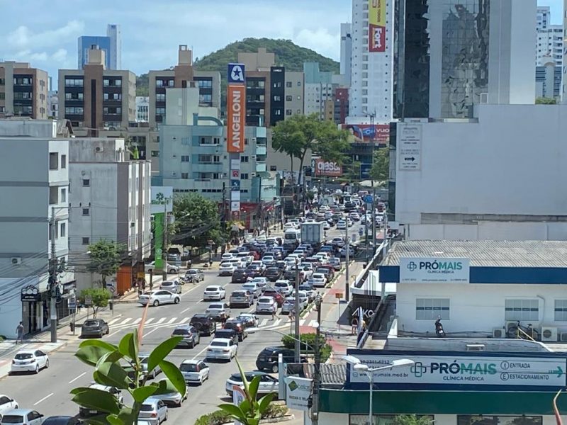 Avenida do Estado tamb&eacute;m tem tr&acirc;nsito intenso nesta segunda-feira (2) – Foto: Pedro Mariano/NDTV