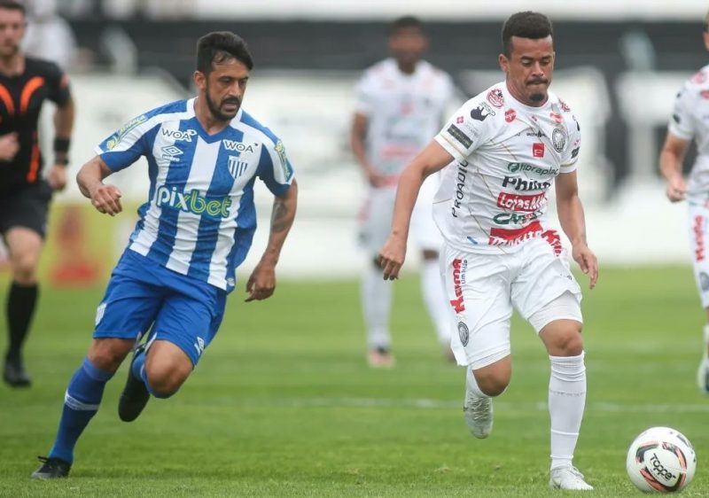 Robinho, reforço do Avaí para a temporada, durante jogo em Ponta Grossa (PR)