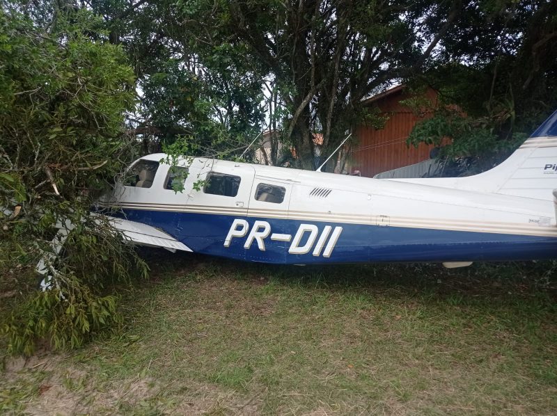 Acidente a&eacute;reo em Imbituba deixou piloto preso &agrave;s ferragens e quatro jovens feridos – Foto: CBM/Divulga&ccedil;&atilde;o/ND