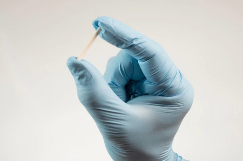 Implante hormonal dura tr&ecirc;s anos e &eacute; colocado sob a pele do bra&ccedil;o da mulher – Foto: PMBC/Reprodu&ccedil;&atilde;o/ND