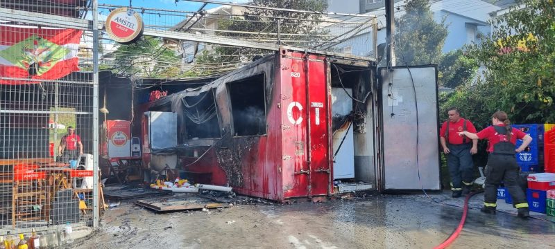Bombeiros trabalharam rapidamente para conter fogo em bar de Florian&oacute;polis – Foto: Ana Schoeller/ND
