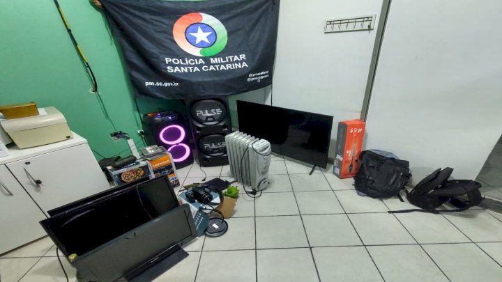 Foram recuperado ve&iacute;culos, objetos e apreendido armas que estavam em posse do grupo – Foto: PM/Divulga&ccedil;&atilde;o/ND