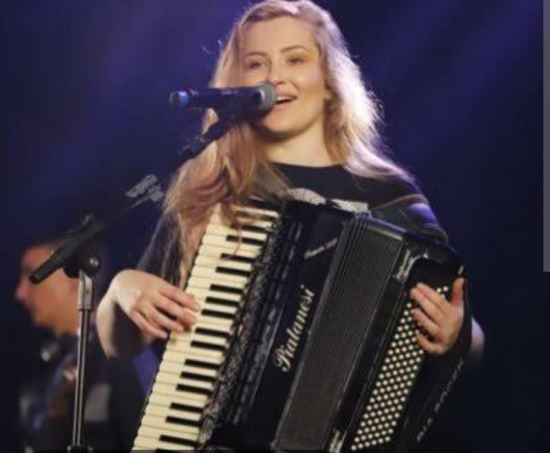 Cantora e sanfoneira Bia Socek esteve no Rinc&atilde;o para cantar e tocar, ela foi contratada por sulistas que moram nos EUA e passam f&eacute;rias aqui. – Foto: Divulga&ccedil;&atilde;o/ND