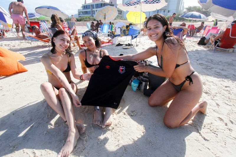 As amigas Bianca, Morena e Cecilia v&atilde;o trabalhar para curtir – Foto: Leo Munhoz/ND