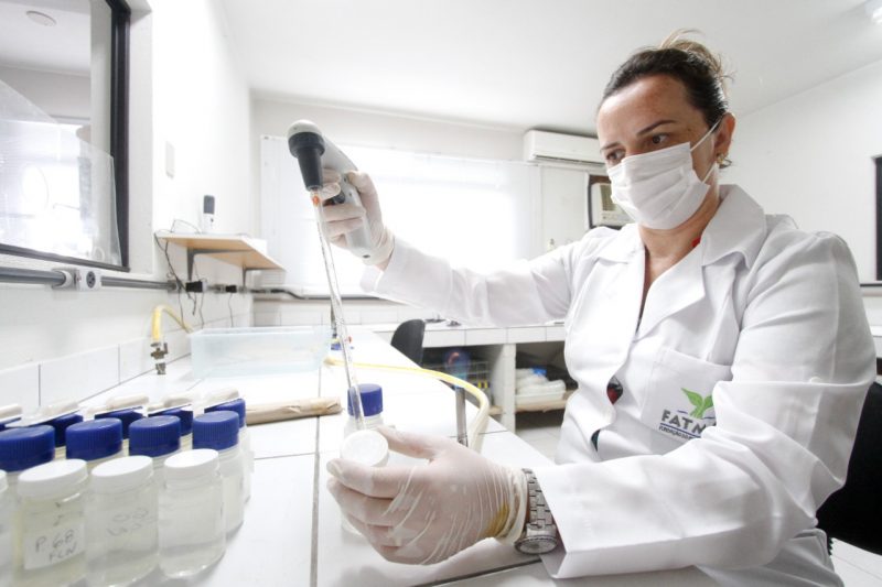 A qu&iacute;mica Bianca Schveitzer no laborat&oacute;rio do IMA-SC – Foto: Leo Munhoz/ND