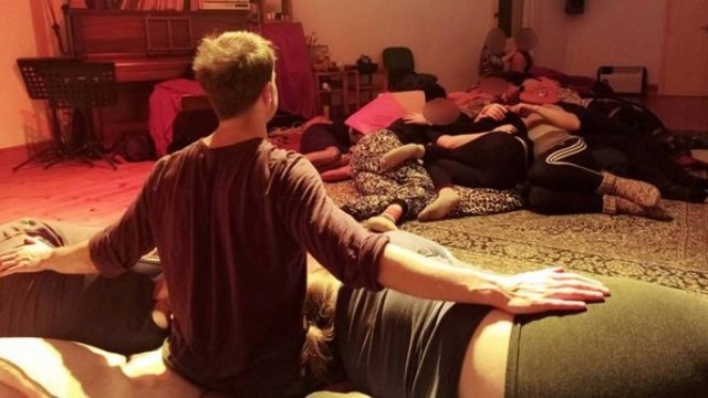 Trevor Hooton, de 30 anos, chega a ganhar o equivalente a R$ 470 por hora de sess&atilde;o individual de terapia de abra&ccedil;os &mdash; Foto: Treasure Hooton/Reprodu&ccedil;&atilde;o/Divulga&ccedil;&atilde;o/ND