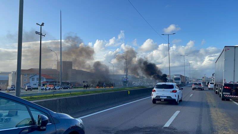 Manifestantes queimam pneus e bloqueiam BR-101 em Itaja&iacute; – Foto: Ricardo Alves/NDTV