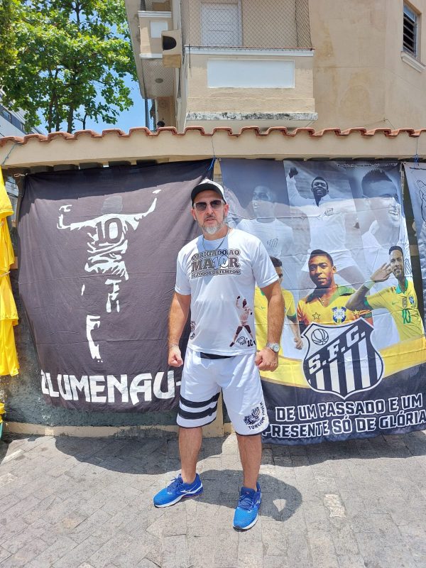 Blumenauense torcedor do Santos acompanha vel&oacute;rio de Pel&eacute; ‘Sensa&ccedil;&atilde;o inexplic&aacute;vel’ – Foto: Reprodu&ccedil;&atilde;o/ND