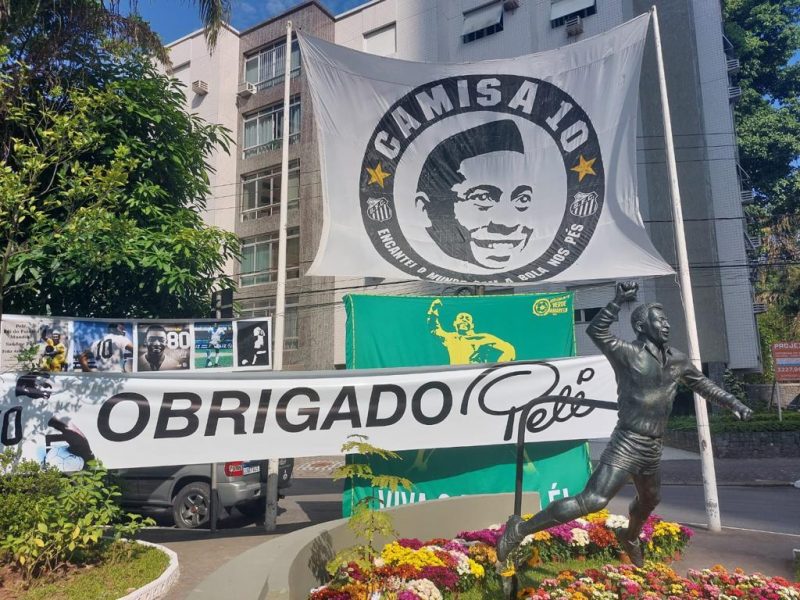 Carlos Alexandre Ferreira est&aacute; na Vila Belmiro prestando a &uacute;ltima homenagem ao jogador – Foto: Reprodu&ccedil;&atilde;o/ND