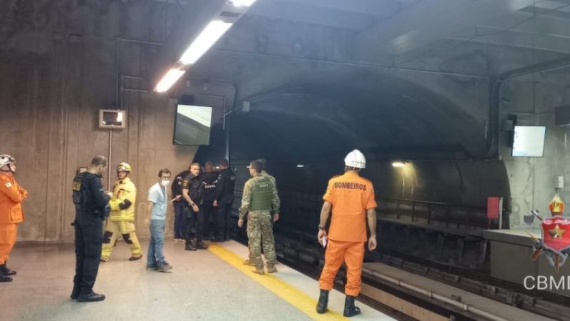 Pacotes foram encontrados pr&oacute;ximos a trilhos de trem da esta&ccedil;&atilde;o 108 – Foto: Corpo de Bombeiros/Reprodu&ccedil;&atilde;o/ND