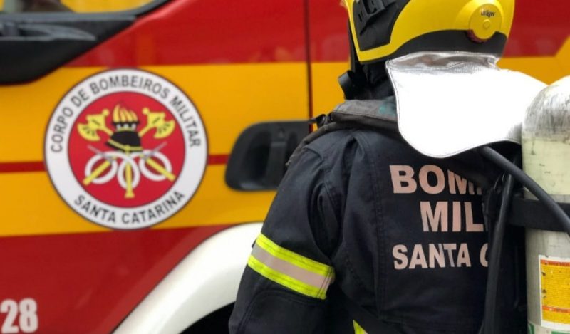 Acidente grave acabou na morte da motociclista no Centro de Itaja&iacute; – Foto: Manuela Silva/CBMSC