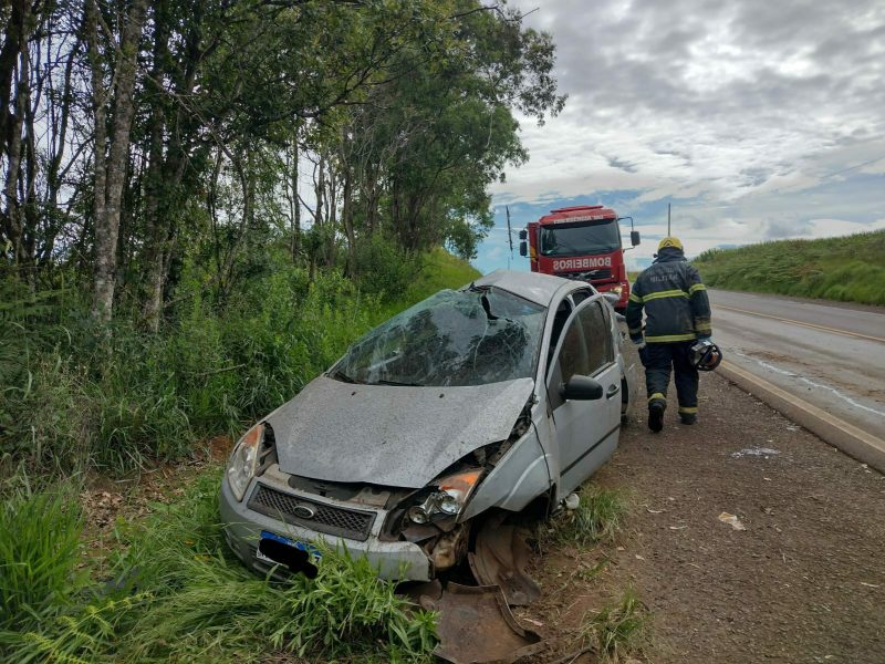 O adolescente era um dos passageiros do carro e morreu no hospital em Ca&ccedil;ador. &mdash; Foto: Corpo de Bombeiros/Reprodu&ccedil;&atilde;o/ND
