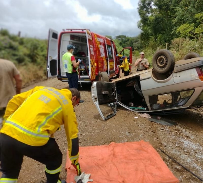 Ap&oacute;s o carro capotar, uma mulher ficou presa &agrave;s ferragens em Curitibanos. &mdash; Foto: Corpo de Bombeiros/Reprodu&ccedil;&atilde;o/ND