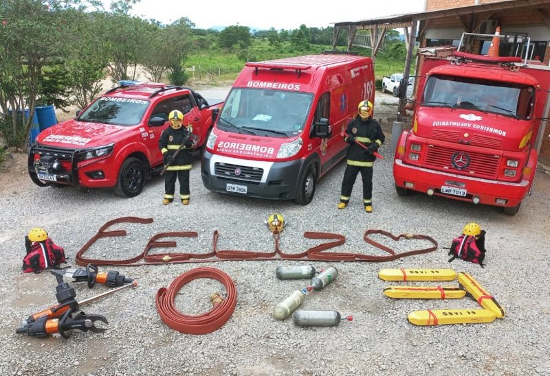 Socorristas usaram ferramentas do cotidiano para desejar um feliz ano novo – Foto: Bombeiros Volunt&aacute;rios de Ilhota/Divulga&ccedil;&atilde;o/ND