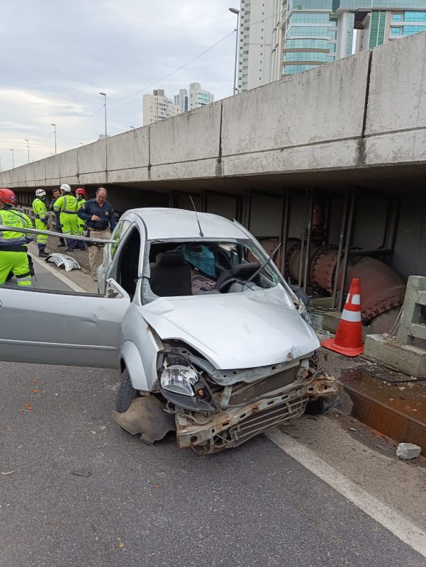 Motorista foi arremessado para fora do ve&iacute;culo e foi socorrido em estado grave – Foto: Corpo de Bombeiros/Divulga&ccedil;&atilde;o/ND