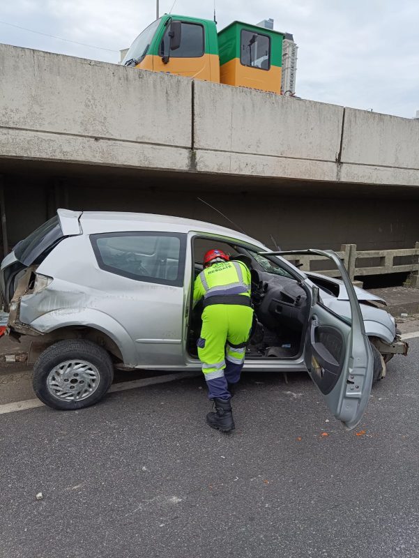 Motorista foi arremessado para fora do ve&iacute;culo e foi socorrido em estado grave – Foto: Corpo de Bombeiros/Divulga&ccedil;&atilde;o/ND
