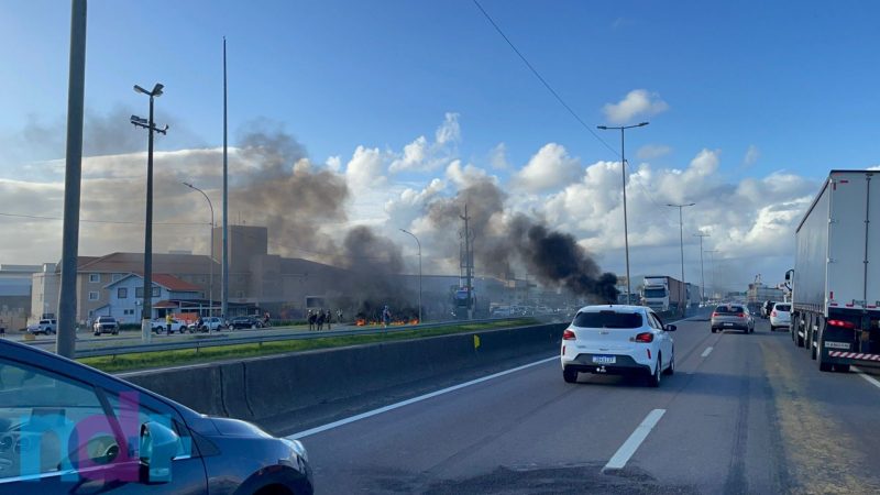 Manifestantes queimam pneus e bloqueiam BR-101 em Itaja&iacute; durante a tarde. Ap&oacute;s seres dispersados, grupos voltaram a fechar a rodovia durante a noite – Foto: Ricardo Alves/NDTV