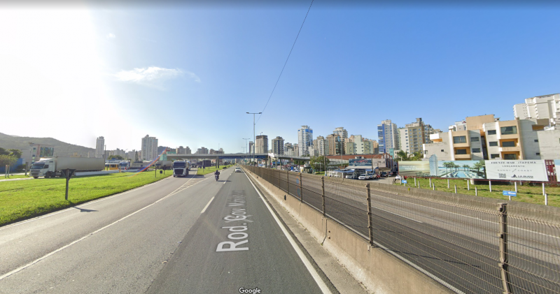 Acidente com morte de motociclista aconteceu na BR-101, em Itapema, no KM 150, na noite de sexta-feira (6) – Foto: Google Street View/Divulga&ccedil;&atilde;o/ND