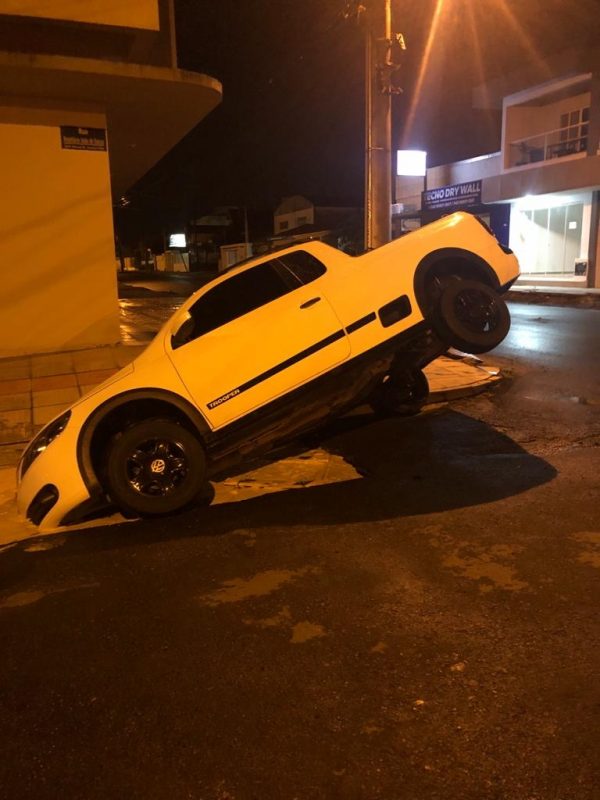 Carro ficou com a frente submersa em buraco – Foto: Post TV/Divulga&ccedil;&atilde;o/ND