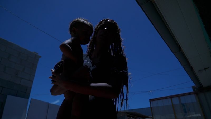 Priscila (nome fict&iacute;cio), de 22 anos, vive em pe&ccedil;a &uacute;nica com cama, pia e sof&aacute;, junto com o filho – Foto: Marcelo Feble/Reprodu&ccedil;&atilde;o NDTV