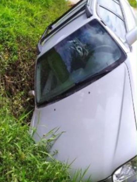 Homem caiu com carro em barranco pr&oacute;ximo a uma ponte p&ecirc;nsil – Foto: Pol&iacute;cia Militar/Divulga&ccedil;&atilde;o/ND