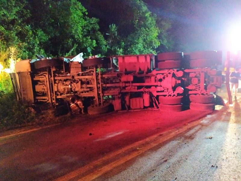 Caminhoneiro morre ap&oacute;s ve&iacute;culo tombar na BR-282 em Catanduvas – Foto: Divulga&ccedil;&atilde;o/Corpo de Bombeiros Militar