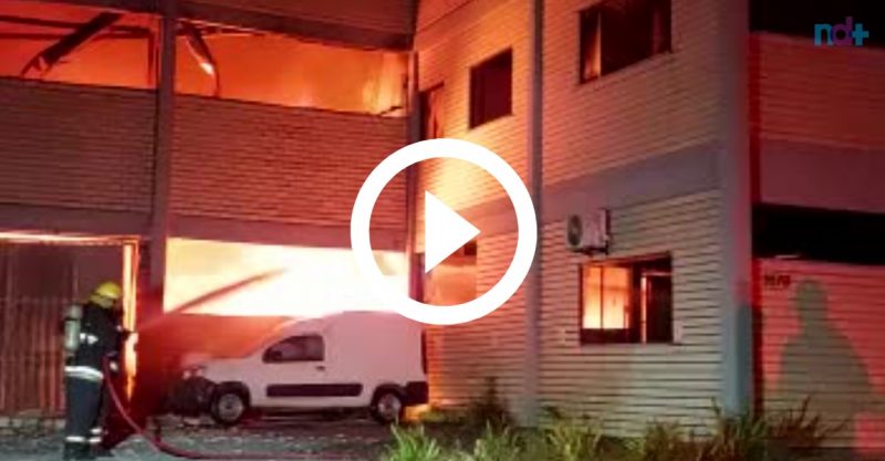 Bombeiros trabalharam durante 12 horas em combate a inc&ecirc;ndio em Blumenau – Foto: Bombeiros / Reprodu&ccedil;&atilde;o ND