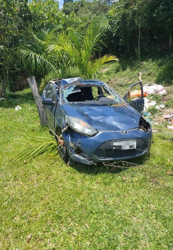 Condutor, de 61 anos, conseguiu sair do ve&iacute;culo apenas com escoria&ccedil;&otilde;es – Foto: CBMSC/Reprodu&ccedil;&atilde;o/ND