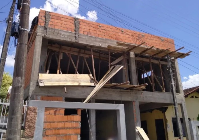 Homens ficaram feridos ap&oacute;s ca&iacute;rem de nove metros de altura – Foto: Divulga&ccedil;&atilde;o/Corpo de Bombeiros/Portal Alexandre Jos&eacute;/ND