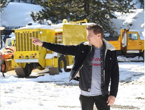 O ator estava tirando a neve com um ve&iacute;culo do tamanho de um caminh&atilde;o, a menos de 500 metros de sua casa na montanha, quando este acidentalmente passou por cima de uma de suas pernas, – Foto: Reprodu&ccedil;&atilde;o/@jeremyrenner/ND