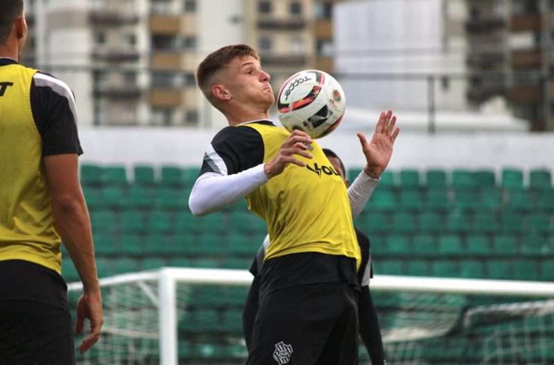 Atacante Nicolas passou por cirurgia e desfalcará o Figueirense