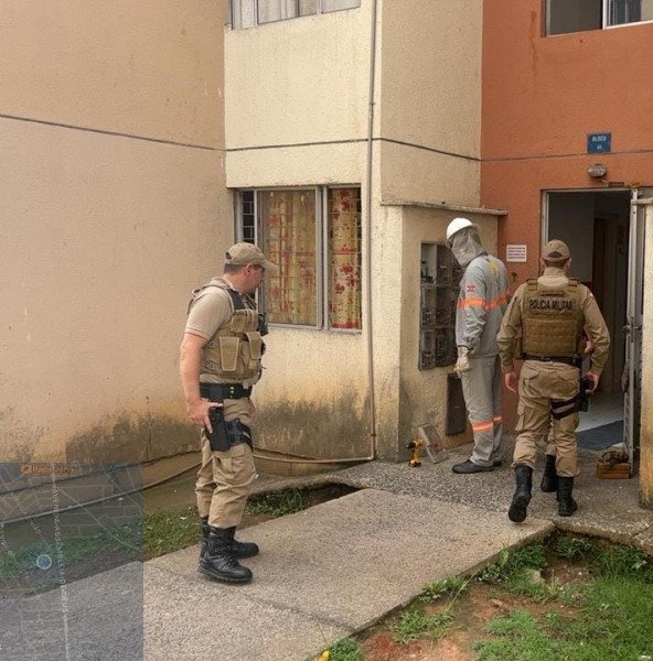 As policiais encontraram v&aacute;rios tipos de irregularidades como os “gatos” de energia. – Foto: PMC/Divulga&ccedil;&atilde;o