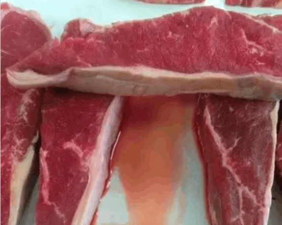 L&iacute;quido avermelhado que sai da carne &eacute; normal, explica gerente da Vigil&acirc;ncia Sanit&aacute;ria de Florian&oacute;polis – Foto: @floripamilgrau/Reprodu&ccedil;&atilde;o/ND