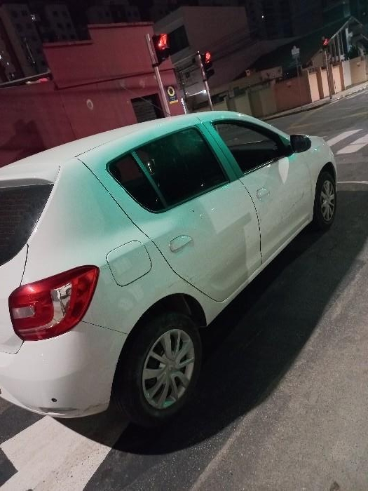 Carro foi encontrado parado em cruzamento no Centro de Itaja&iacute; – Foto: Pol&iacute;cia Militar/Reprodu&ccedil;&atilde;o/ND