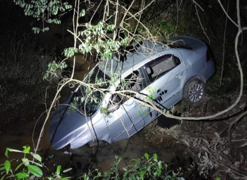 Carro acabou caindo em rio ap&oacute;s bater em ponte p&ecirc;nsil – Foto: Pol&iacute;cia Militar/Divulga&ccedil;&atilde;o/ND