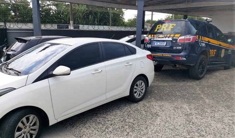 Carro alugado h&aacute; 5 anos e nunca devolvido &eacute; encontrado na BR-101 em Itaja&iacute; – Foto: PRF/Divulga&ccedil;&atilde;o/ND