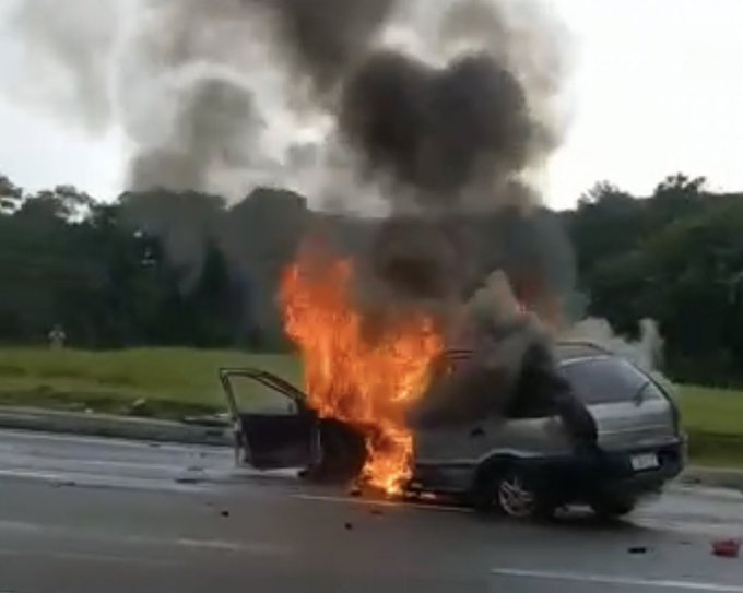 Carro pega fogo em Criciúma