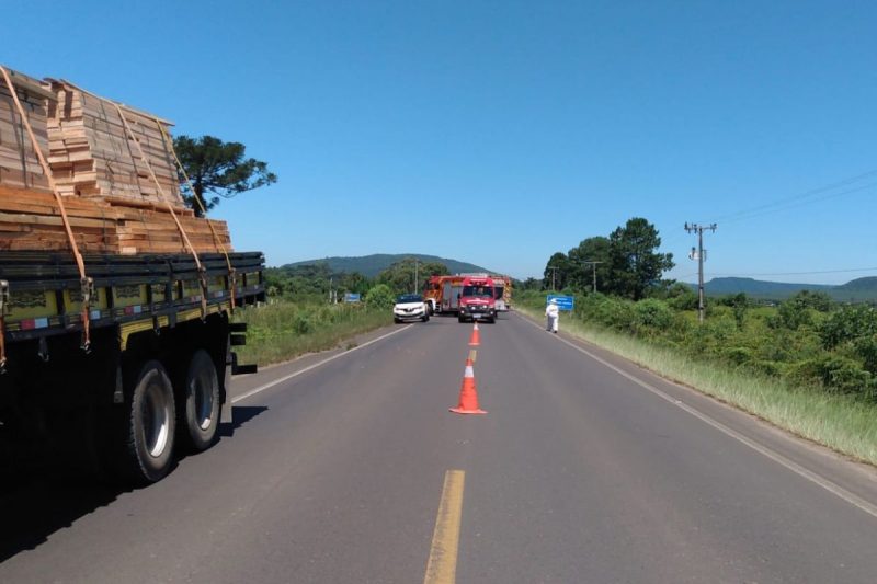 Carro bateu contra colmeia e abelhas atacaram as pessoas que estavam no local &#8211; Foto: Corpo de Bombeiros Militar/Divulgação/ND