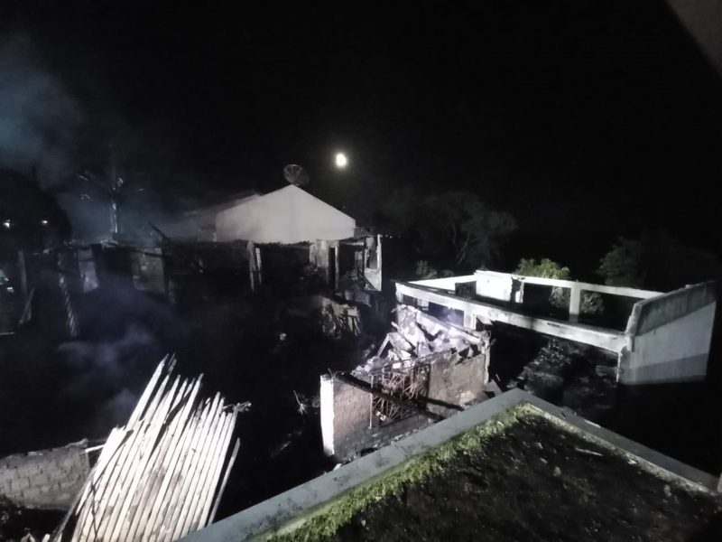 As guarni&ccedil;&otilde;es de Pinhalzinho, Modelo e Saudades precisaram dar o suporte para controlar e combater as chamas – Foto: Corpo de Bombeiros/Divulga&ccedil;&atilde;o/ND