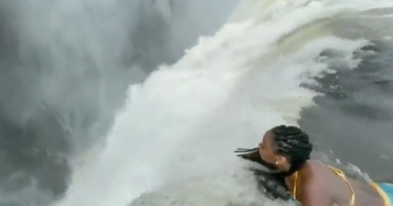 Mulher posa &agrave; beira de catarata e deixa internautas impressionados – Foto: Reprodu&ccedil;&atilde;o