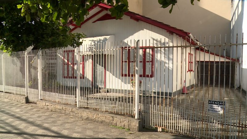 &Uacute;ltima casinha da avenida Atl&acirc;ntica dar&aacute; lugar a pr&eacute;dio em Balne&aacute;rio Cambori&uacute; – Foto: Elias Gotaski/NDTV