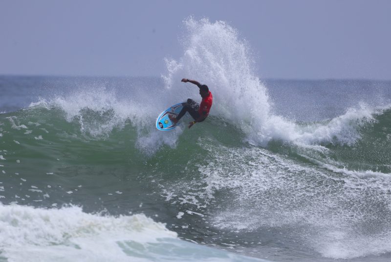 O cearense Cau&atilde; Costa &eacute; outro atleta que representa o Brasil com chances de conquistar o t&iacute;tulo nas ondas da Calif&oacute;rnia – Foto: ANDERSON VIDAL