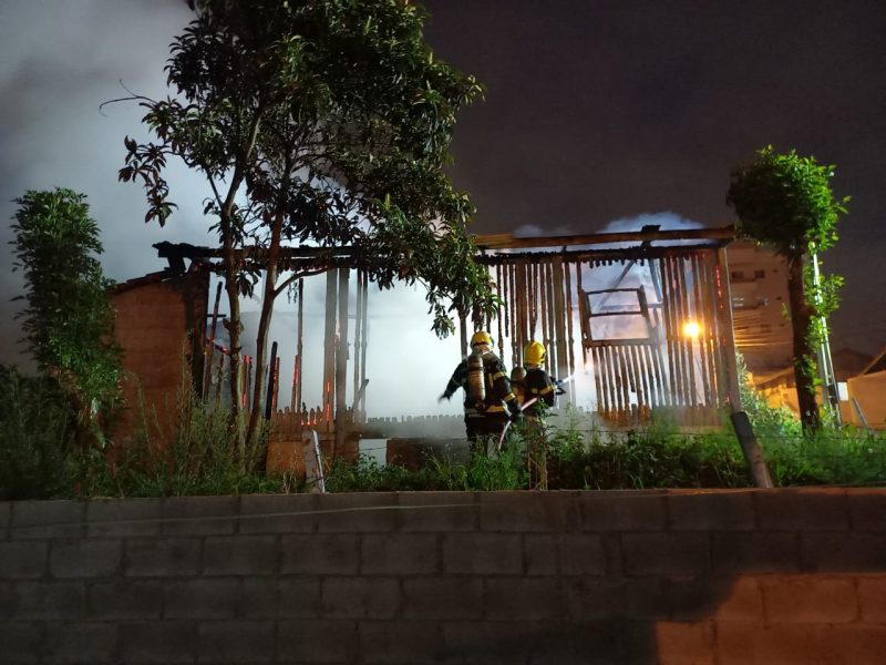 O corpo encontrado ficou t&atilde;o destru&iacute;do pelas chamas que inicialmente os profissionais n&atilde;o conseguiram identificar se era um homem ou uma mulher. – Foto: CBMSC/Divulga&ccedil;&atilde;o/ND