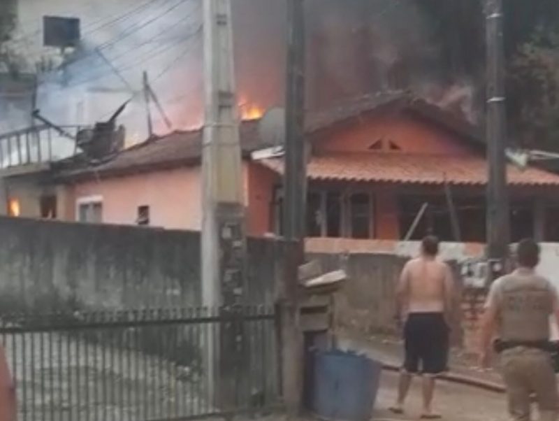 Inc&ecirc;ndio em resid&ecirc;ncia mobiliza bombeiros em Brusque – Foto: Reprodu&ccedil;&atilde;o/ND/Portal Alexandre Jos&eacute;
