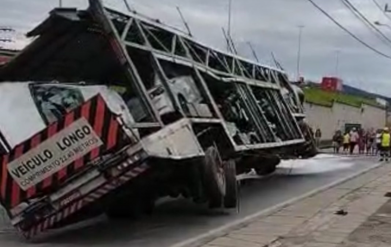 Caminh&atilde;o foi desvirado ainda na tarde desta quarta-feira – Foto: @RicardoPastrana/Reprodu&ccedil;&atilde;o/ND