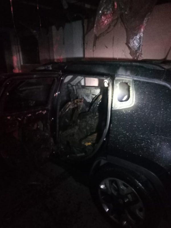 Carro após ser atingido pelas chamas – Foto: Corpo de Bombeiros Militar/Divulgação/ND