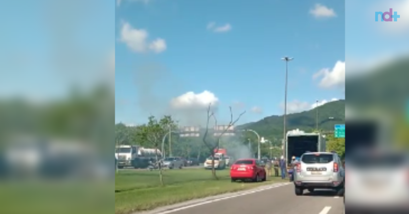 Carro fica em chamas em Florian&oacute;polis, mas n&atilde;o deixa feridos – Foto: Divulga&ccedil;&atilde;o/ND