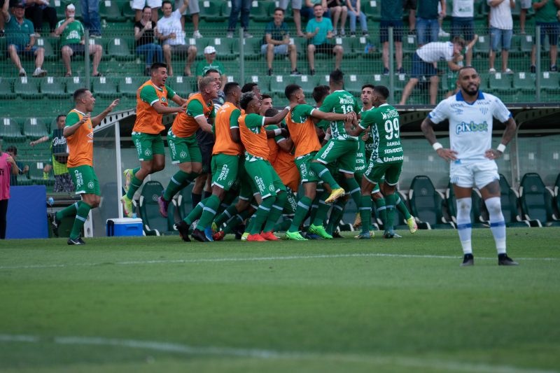 Jogadores da Chapecoense comemoram o gol marcado por Kaio &#8211; Foto: Tiago Meneghini | ACF | ND