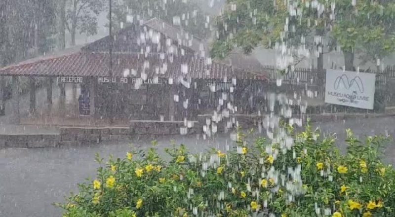 A forma&ccedil;&atilde;o de uma frente fria, combinada ao calor e umidade, favorece a ocorr&ecirc;ncia de temporais em Santa Catarina, que podem vir acompanhados de raios, intensas rajadas de vento e granizo. – Foto: Redes Sociais/Reprodu&ccedil;&atilde;o/ND